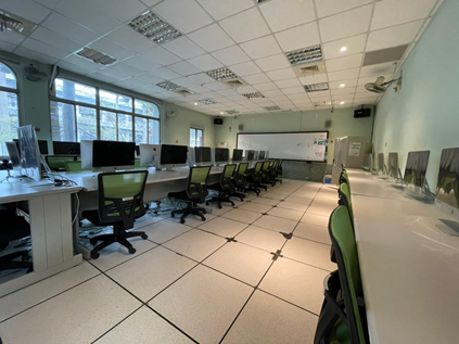 301教室於110學年度汰換40台mac電腦，並更新教室椅子， 提供傳播學院學生優良舒適的學習環境。