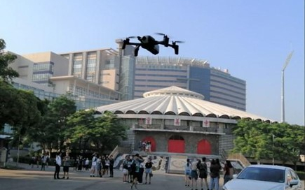 本院共有10台Parrot空拍機、5台Broadream空拍練習機，每學年舉辦十餘場空拍機工作坊，約有500人次學生參與學習。
